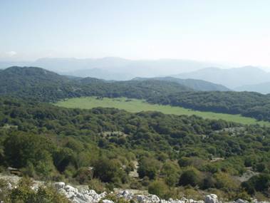 Figura 2 Veduta del Pratone dalla cima di Monte Gennaro. (Foto di Carmine Allocca dall'archivio Zis)